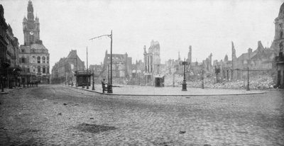 Le rovine e il campanile di Douai, Francia, 1918 da Unbekannt