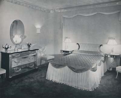 Le qualità vibranti del Plexiglas sono sfruttate a vantaggio in questa camera da letto, 1942 da Unbekannt
