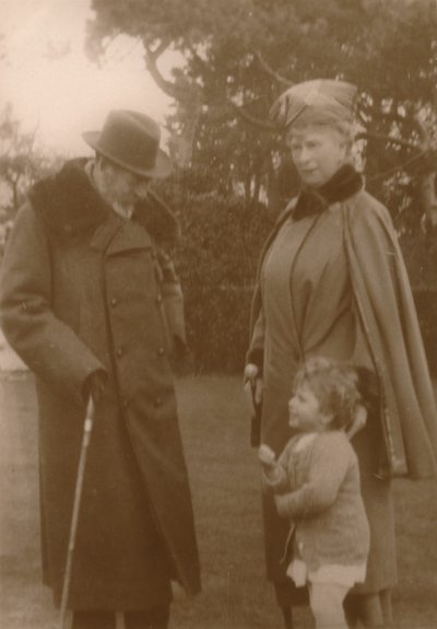 Le loro Maestà il Re e la Regina con la Principessa Elisabetta a Craigweil House, Bognor, c1930 da Unbekannt