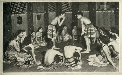 Questi bambini Maori alla Scuola Nativa, Whakarewarewa, stanno giocando a un gioco di mani, c1948 da Unbekannt
