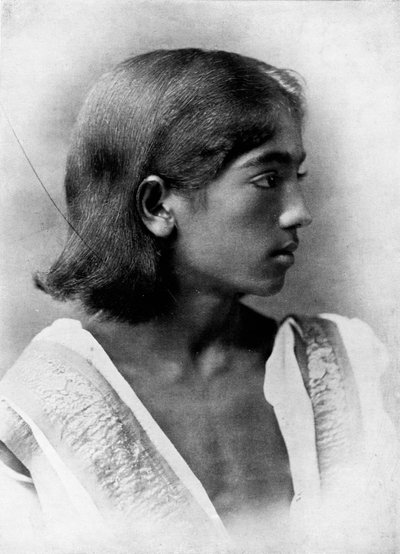 Questa è una fotografia di J. Krishnamurti, c1911, 1911 da Unbekannt