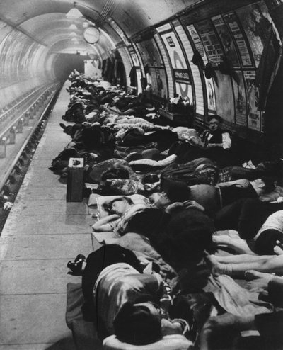 Coloro che andavano nei rifugi iniziavano un nuovo tipo di vita notturna, 11 novembre 1940, 1942 da Unbekannt