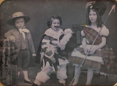 Tre bambini in costume da Unbekannt