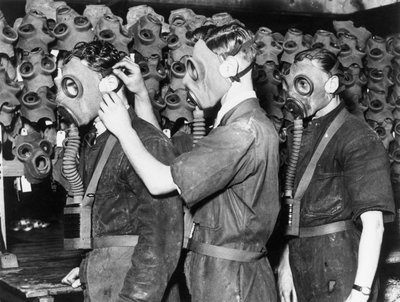 Tre uomini con maschere antigas, c. 1930 da Unbekannt