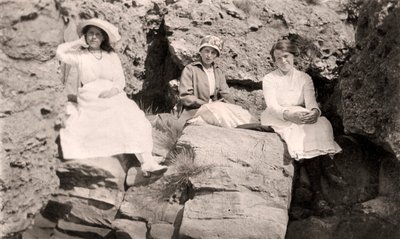Tre donne che si rilassano sulle rocce, inizio XX secolo da Unbekannt