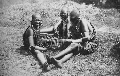 Tre giovani donne Masai, 1912 da Unbekannt
