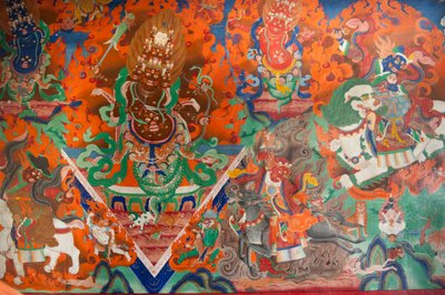 Buddhismo tibetano; vecchio dipinto murale nella sala dell