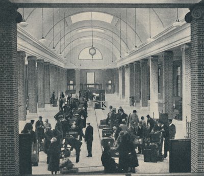 Bagagli dei passeggeri di Tilbury esaminati in un nuovo edificio spazioso, 1937 da Unbekannt
