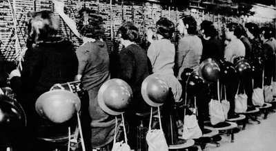 Sedersi lì e continuare come se nulla stesse accadendo fuori non era facile, 1941-1942 da Unbekannt
