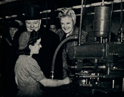 Ispezione in una fabbrica di armi, anni 