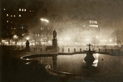 Trafalgar Square. Vista verso Charing Cross. Londra di notte, 1928 da Unbekannt