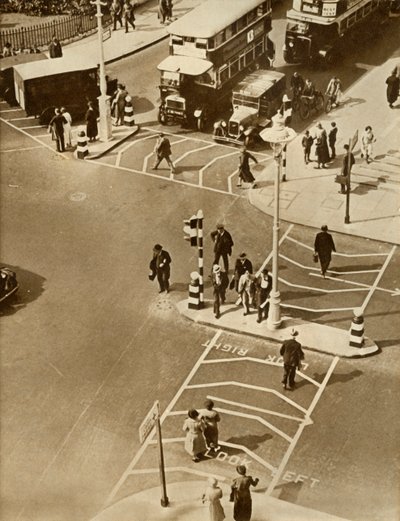 Traffico e pedoni a Trafalgar Square, Londra, 1935 da Unbekannt