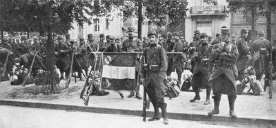 Truppe e bandiera del 102º fanteria francese, Saint-François-Xavier, Parigi, Francia, agosto 1914 da Unbekannt