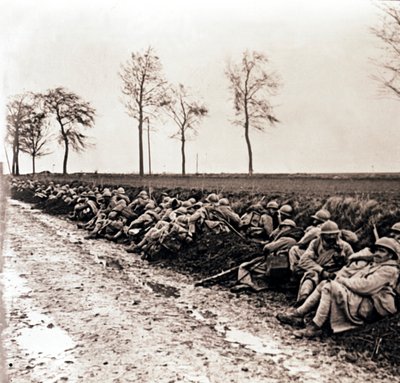 Truppe a Riposo sul Lato di una Strada, Francia Settentrionale, c1914-c1918 da Unbekannt