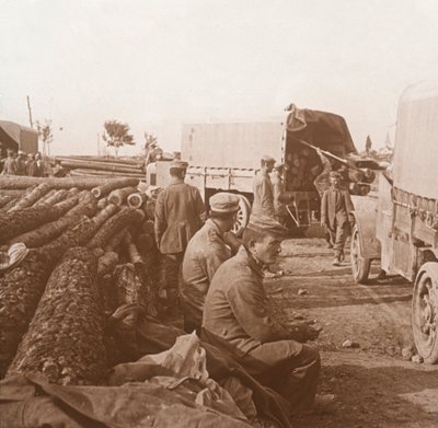Camion sulla Voie Sacrée, Verdun, nord della Francia, c. 1914-c. 1918 da Unbekannt