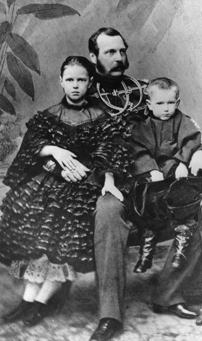 Lo Zar Alessandro II di Russia con la figlia Maria e il figlio Sergei, c1860-c1862 da Unbekannt