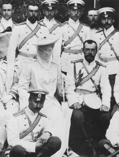 Lo zar Nicola II e la zarina Alessandra Fëdorovna di Russia con un gruppo di ufficiali dell