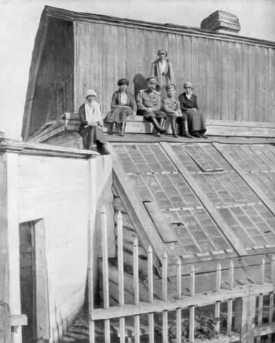 Zar Nicola II e i suoi figli seduti su una serra, Tobolsk, Siberia, Russia, 1917 da Unbekannt