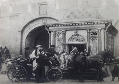 La zarina Alexandra Fyodorovna visita la Cappella Iberica, Mosca, Russia da Unbekannt