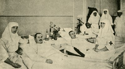 La zarina Alessandra che cura i soldati feriti, 1914, c1920 da Unbekannt