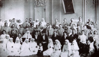 Zarina Maria Fyodorovna di Russia in visita a un ospedale a Kiev, 1915 da Unbekannt