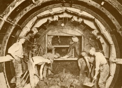 Scavo del tunnel della metropolitana con lo scudo di perforazione Greathead da Unbekannt