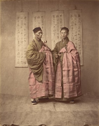 Due uomini cinesi in abiti tradizionali abbinati, 1870 da Unbekannt