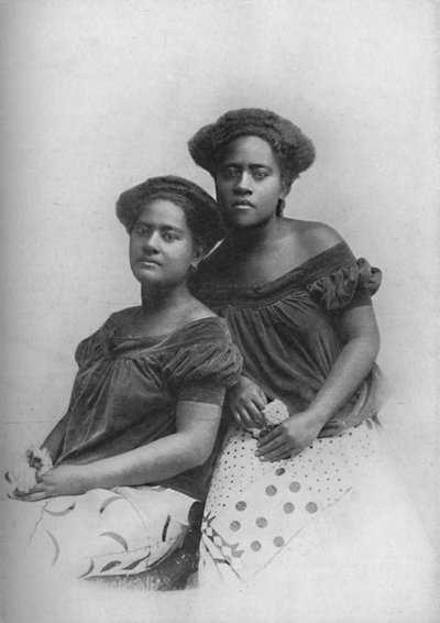 Due principesse figiane con i capelli acconciati in stile europeo, 1902 da Unbekannt