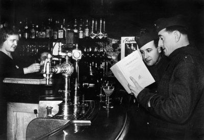 Due soldati francesi in licenza in un caffè da Unbekannt
