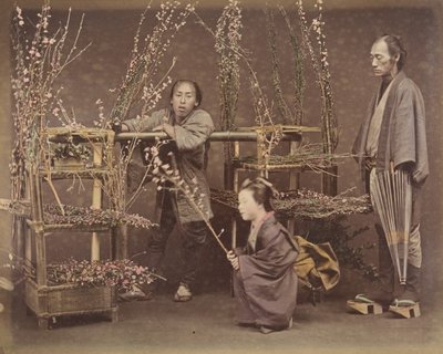 [Due uomini giapponesi e una donna giapponese che posano con rami fioriti], 1870s da Unbekannt