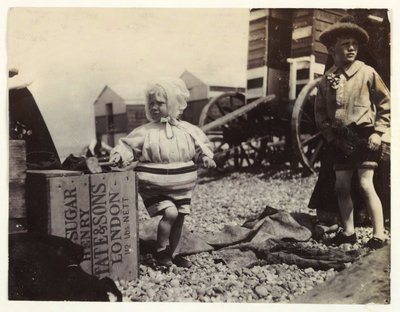 Due bambini vicino alle macchine da bagno, c 1895 da Unbekannt