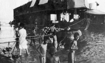 Chiatta a due piani usata per spostare le truppe britanniche sul Tigri da Amarah a Baghdad da Unbekannt