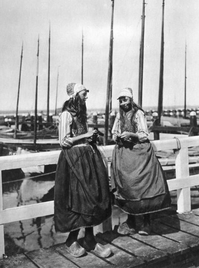 Due ragazze sul pontile, Marken, Paesi Bassi, c1934 da Unbekannt