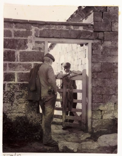 Due uomini che parlano sopra un cancello, circa 1905 da Unbekannt