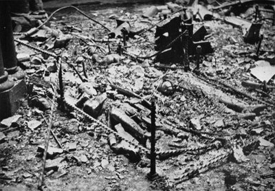 Due delle effigi dei Cavalieri nel Tempio della Chiesa, distrutte dal fuoco, 1941 da Unbekannt