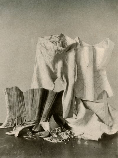 Due paia di corsetti, pantaloni, borsa di perline, borsa e sottogonna trapuntata da Unbekannt