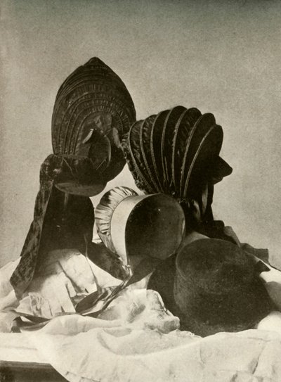 Due calasce di seta, cappello da equitazione, cappello quacchero, guanti e gonna, XVIII secolo, 1937 da Unbekannt