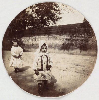 Due bambini piccoli che camminano lungo un muro, circa 1890 da Unbekannt