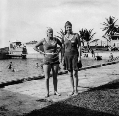 Due donne in costume da bagno accanto a una piscina, Balboa, Panama da Unbekannt