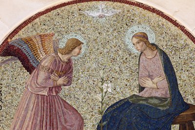Timpano a mosaico raffigurante l