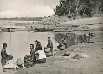 Scena tipica sul fiume Irrawaddy - Donne che fanno il bagno e raccolgono acqua, 1900 da Unbekannt