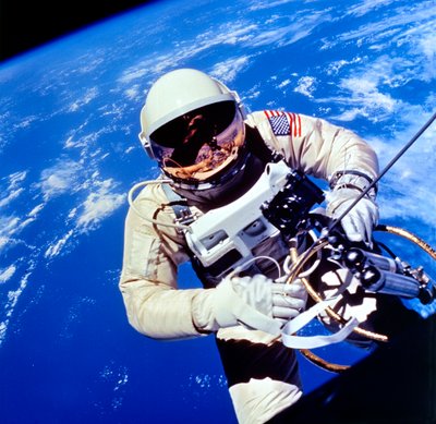 Astronauta americano Edward H. White II svolge compiti esterni da Unbekannt