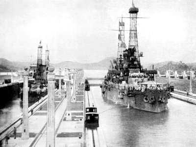 Navi da guerra degli Stati Uniti che attraversano una chiusa, Canale di Panama, Panama, 1926 da Unbekannt