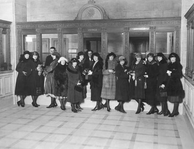 Stati Uniti: c.1926 Un gruppo di donne in piedi alle finestre del cassiere 