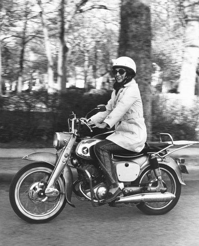 Stati Uniti: c.1961 Una donna che guida la sua moto Honda 160. (foto b/n) da Unbekannt