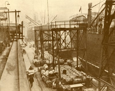 Scarico delle navi alimentari ai Royal Albert Docks, Londra, c1930 da Unbekannt