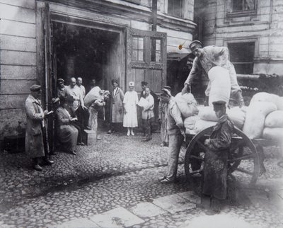Scarico di cibo, la Casa degli Scienziati, Pietrogrado, Russia, c1920-c1924 da Unbekannt
