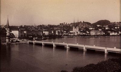 Ponte senza titolo con città in lontananza da Unbekannt