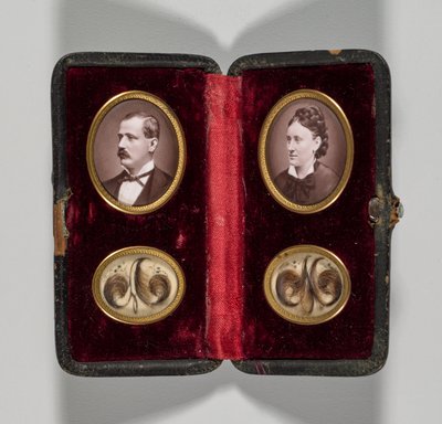 Senza titolo, custodia con ritratti di un uomo e una donna e ornamenti per capelli, c. 1870 da Unbekannt