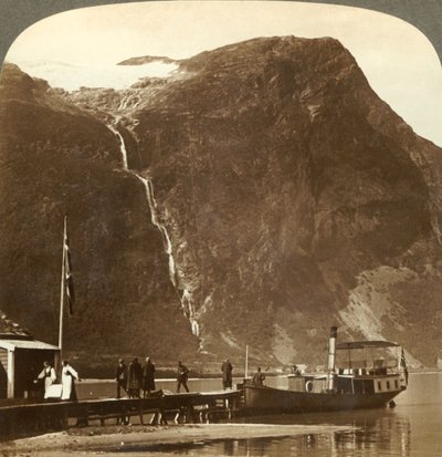 Cascate di Utigards dal ghiacciaio Ravnefjeld al Lago Loen - da Naesdal, Norvegia, c1905 da Unbekannt